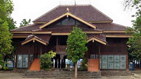 Bangunan rumah adat ini digunakan sebagai tempat para purwatin (penyeimbang adat) untuk berkumpul untuk bermusyawarah. Macam-Macam Keunikan Rumah Adat Lampung - Lampung.co