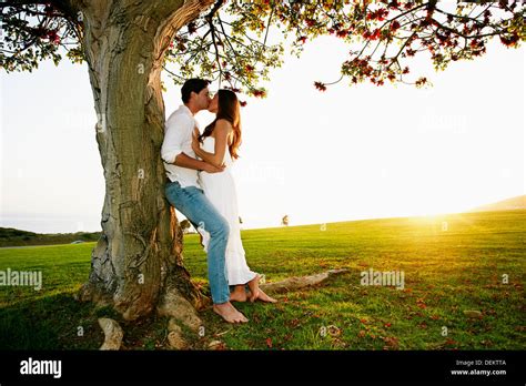 pareja besándose en el campo fotografías e imágenes de alta resolución alamy