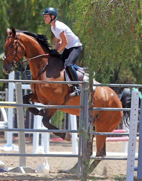 Tous les décès depuis 1970, évolution de l'espérance de vie en france, par département, commune, prénom et nom de famille ! Kaley Cuoco - riding a horse in LA-12 - GotCeleb