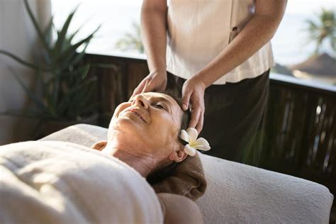 female message therapist giving a massage premium photo rawpixel