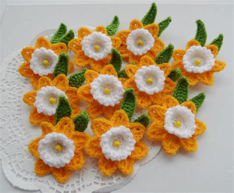 crochet appliques fleurs jonquilles crochet broches crochet flower patterns applique patterns