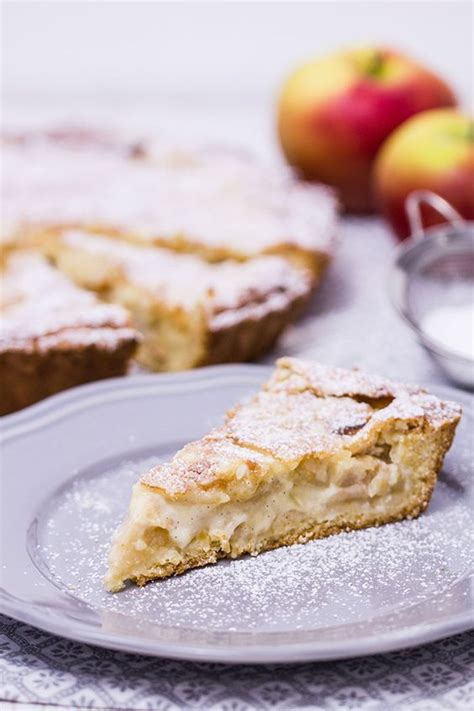 Ein feiner hefeteigboden, frische äpfel, rosinen, zarte mandelsplitter, eine decke aus feinem mürbeteigboden und zuckerguss machen unseren. Apfelkuchen mit Mandel-Marzipan-Decke - Rezept ...