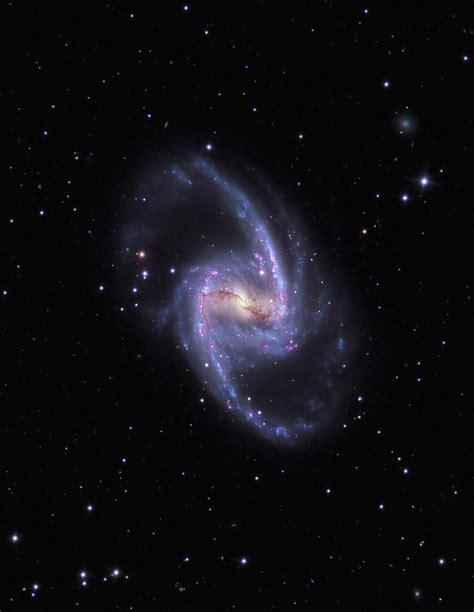 Ngc 1365 This Huge Barred Spiral Galaxy In The Fornax Clus Flickr