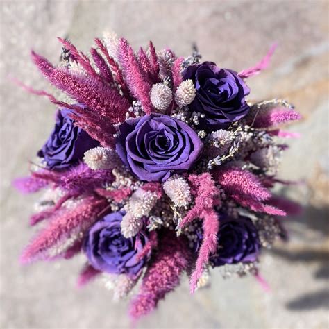 Bouquet De Mariée Avec Des Roses éternelles Et Fleurs Séchées Dans Les