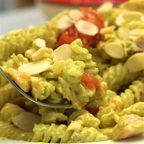 Aggiungete il salmone e fate cuocere, mescolando, per. Pasta fredda con pesto di avocado e salmone | Ricetta nel ...