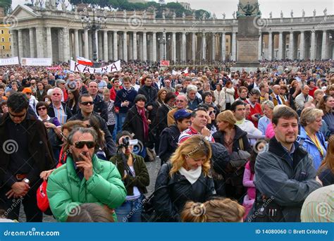 Vatican Crowd People Editorial Image Image Of Praying 14080060