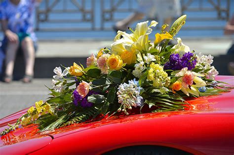 How to safely transport wedding bouquets. Car Flowers | Flower arrangements, Beautiful flower ...