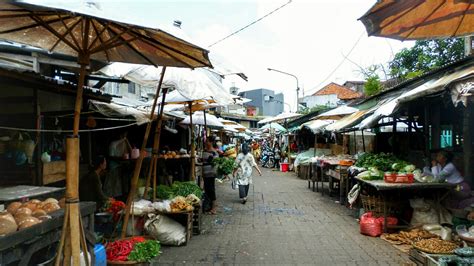 Pasar persaingan sempurna adalah pasar dengan kondisi dimana penjual dan pembeli sangat banyak dan jenis produk yang dijual serupa serta adanya permintaan dan penawaran yang bergerak bebas. Pengertian Pasar, Fungsi dan Jenisnya di Indonesia - Triks12
