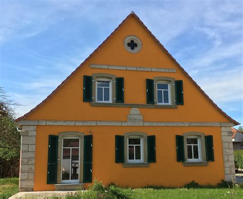 Klappläden modell rom in einem kräftigen grauton führen an einem objekt in wertingen den architekturstil nahtlos weiter. Holzklappläden von Reheuser - wirkungsvolle Schattenspender!