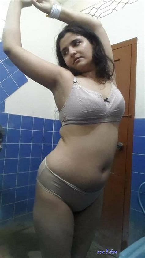Desi Saree Bra Remove Selfie Image Free Sex Photos And Porn Images At