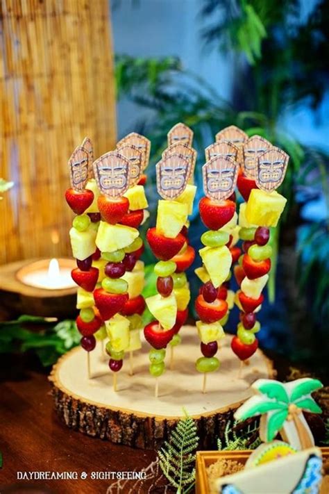 This kind of living room also gives a laidback vibe, so if you want to live in a home that. 40 Affordable And Creative Hawaiian Party Decoration Ideas ...