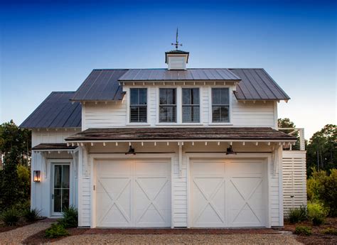 And what serendipity that benjamin moore wanted my help critiquing their new gold metallic paint. Carriage House Interior Ideas - Home Bunch Interior Design ...