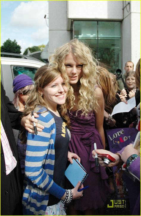 Taylor Swift Looks Lovely In London Photo 2147131 Taylor Swift