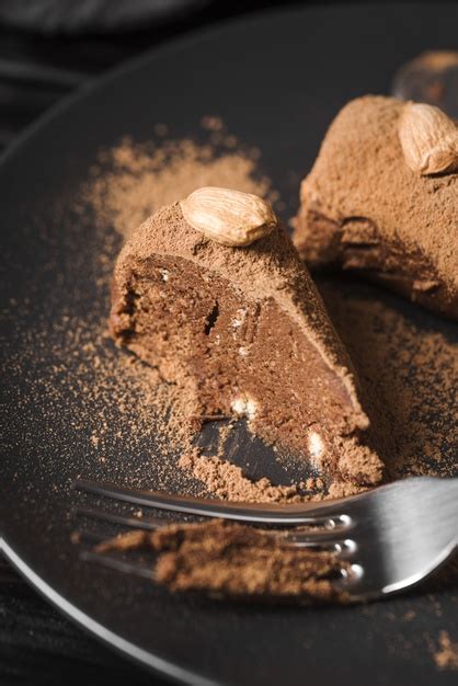 To flavor desserts and drinks. Close-up dessert with cocoa powder | Free Photo