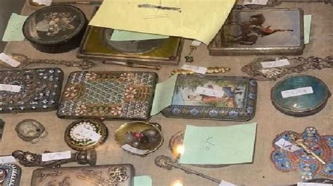 .حول تفاصيل ضبط كنز شقة الزمالك، أنه بفحص القطع الآثرية الموجودة في الشقة النيابة العامة بشأن العثور علي كنز من المجوهرات والتحف داخل شقة في الزمالك، أن إدارة. ما السر وراء حادثة شقة الزمالك ؟ ( كنز وآكاذيب) | جفرا نيوز