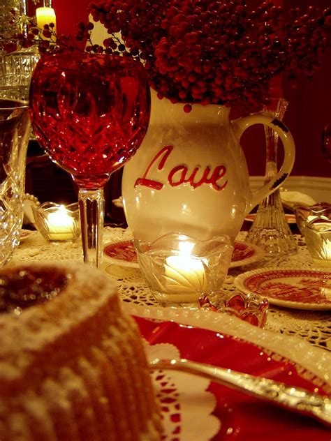 Romantic Valentine’s Day Tablescapes Table Settings With Heart Shaped Cakes