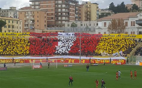 A catanzaro tifosi in ansia. Serie C, il Catanzaro conquista il derby col Cosenza ...