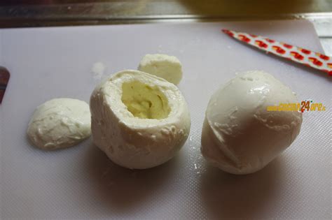 Sur un plat de service, intercalez les rondelles de tomates avec la mozzarella di bufala galbani. Caprese invernale con mozzarella di bufala 01 - Ricette di ...