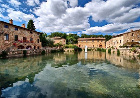 L'albergo le terme sorge a bagno vignoni di fronte a una suggestiva vasca d'acqua termale, all'interno di un'antica struttura del '400. Bagno Vignoni, le terme della Val d'Orcia - Emozioni In ...