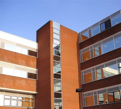 Founded in 1733, it is one of the uk's largest teaching hospitals and one of the largest hospitals in europe. Brutalism and Booze: St.George's Hospital, Tooting, London