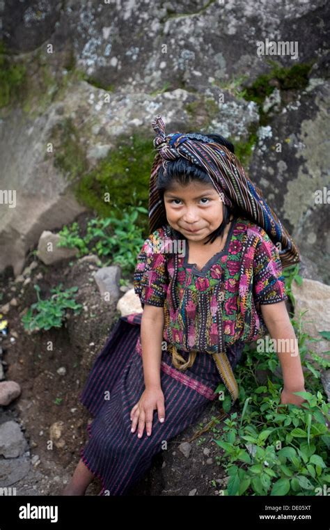 Las niñas indígenas en Guatemala guipil y corte cloting tradicional maya en tiera Linda en