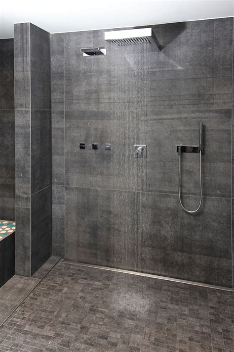Die große offene Dusche im Wellnessbereich lädt nach der ...
