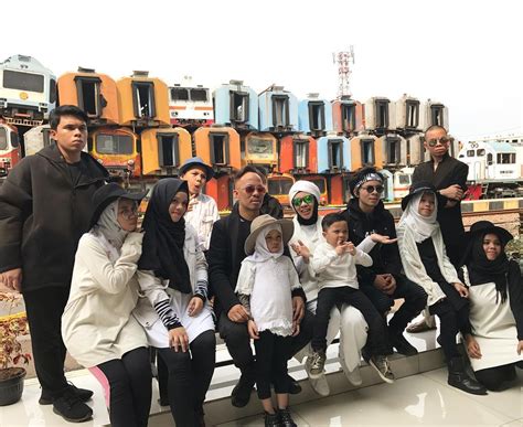 Get halilintar the father book: 10 Fakta Keseruan Keluarga Gen Halilintar yang Kompak Banget