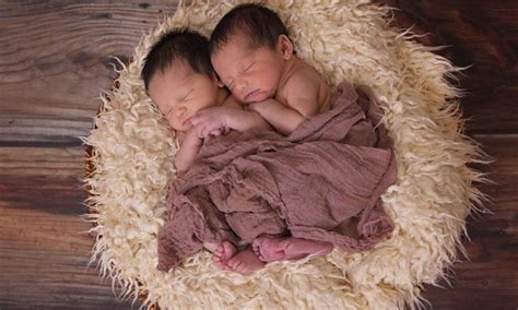Video Newborn Twins Hugging During Bath After Birth Goes Viral Garners 50m Views The Epoch Times