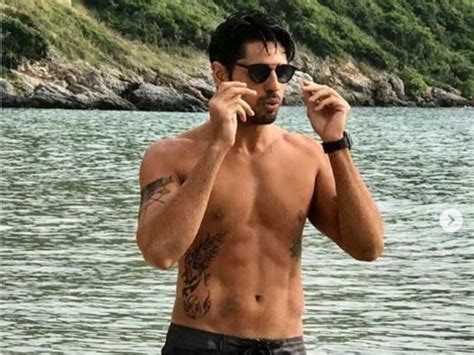 Sidharth Malhotra Shares An Unmissable Throwback Picture Of Himself Showing Off His Washboard
