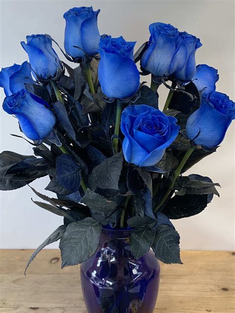 A Dozen Blue Roses Arranged In Blue Glass Vase W653 By Fillmore Florist San Francisco