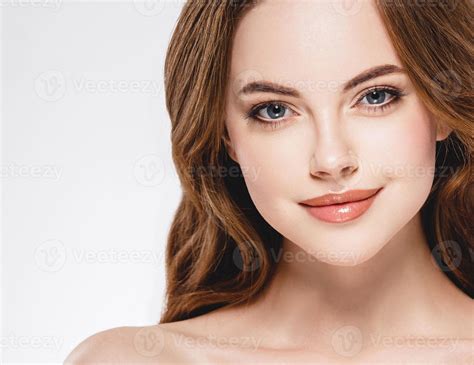 Hermosa Mujer Cara Cerca Retrato Feliz Estudio En Blanco Foto De Stock En Vecteezy