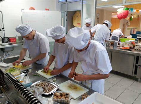 Buscamos ayudante de cocina con experiencia para trabajar en restaurante en el barrio salamanca. Cocinero o ayudante de cocina - Cáceres - Demanda De Empleos