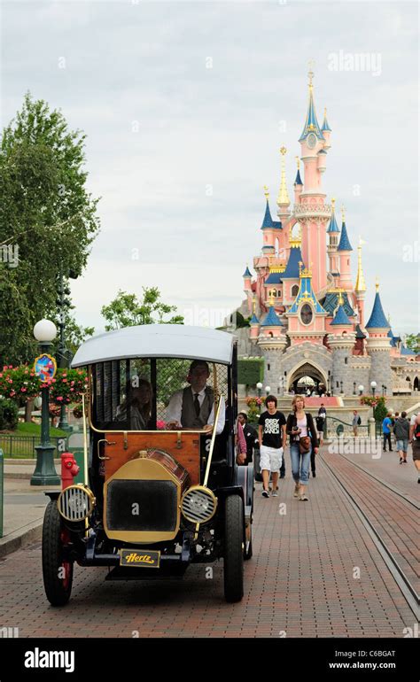 Main Street Disneyland Paris Stock Photo Alamy