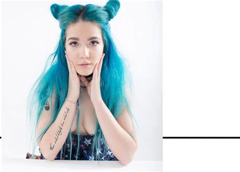 She is of italian, hungarian, and irish descent on her mother's growing up, halsey played the violin, viola, and cello until moving onto the acoustic guitar when she was 14. Halsey weight, height and age. We know it all!