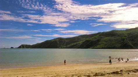Pasir putih dan air yang sangat jernih serta pemandangan yang elok melengkapi keindahan pantai ini. Gambar Pantai Kuta Lombok Tengah - Gambar Barumu