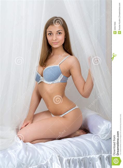 Reizend Mädchen In Der Unterwäsche Die Auf Einem Bett Sitzt