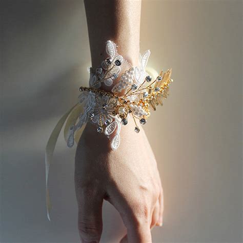 Elegant Lace Wrist Corsage Apollobox