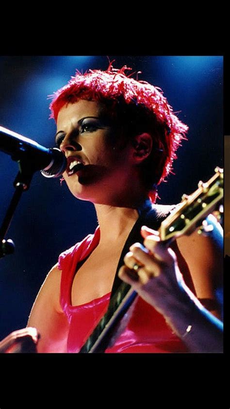 She was best known as the lead vocalist and lyricist for the alternative rock band the cranberries.o'riordan had one of the most recognisable voices in rock in the 1990s. Pin di ℒiz 🧿 su Dolores O'Riordan | Immagini, Anni 80