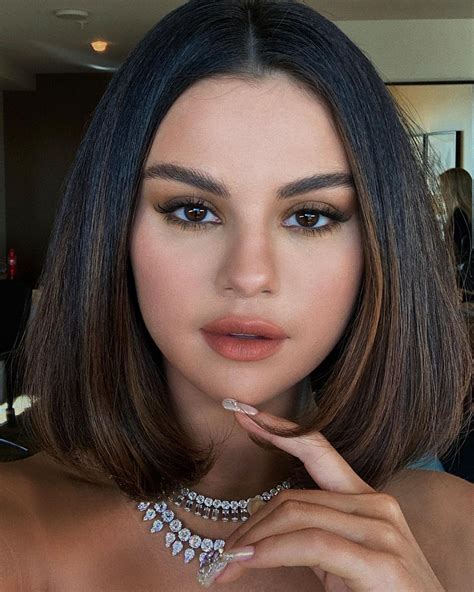Selena Gomez Tons Of Sexy Bts Selfies From The Amas Celeblr