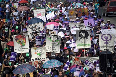 Mujeres Marchan Por La Despenalización Del Aborto En El Salvador La