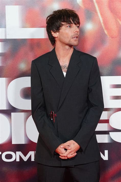 out of yashu s ²⁸ system on Twitter RT whorerrry louis tomlinson attends HIS premiere
