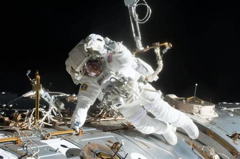 Watch Iss Spacewalk October 20 Human World Earthsky