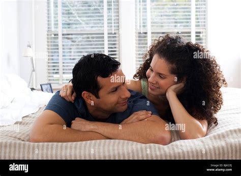 Mann Und Frau Im Bett Zu Kuscheln Stockfotografie Alamy