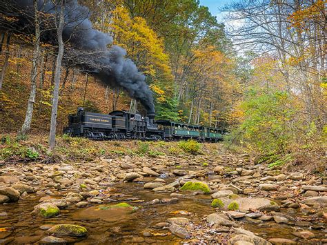 18 Best Fall Foliage Train Rides For Leaf Peeping