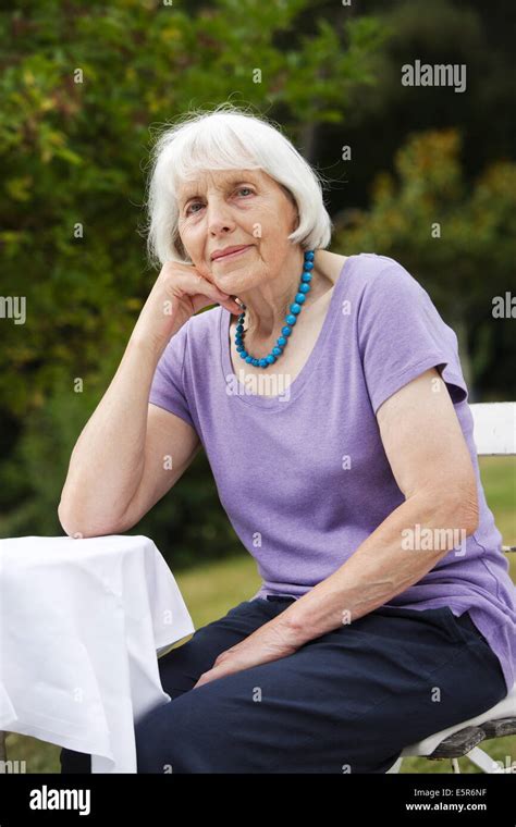 80 Jahre Alte Frau Stockfotografie Alamy