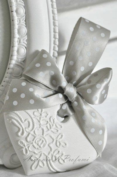 Colorati e floreali, tradizionali o moderni, raffinati e tutti da mangiare, ecco. Gessi profumati segnaposto matrimonio | Fai da te utili, Idee per matrimoni e Matrimonio