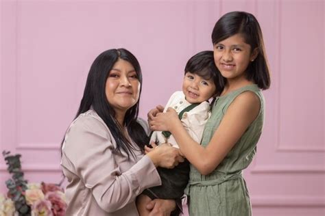 Madre Mexicana Con Abrazos Y Risas Con Sus Dos Hijos Foto Premium