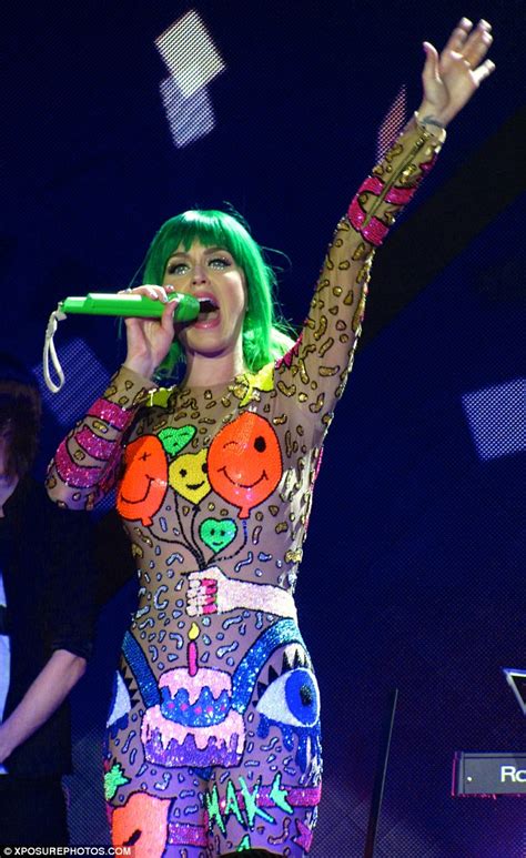 Katy Perry Switches Nine Outfits On First Night Of Prismatic World Tour In Belfast Sido Rabi