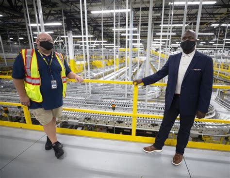 Amazon Hr Leader Gives A Look Inside A Detroit Area Fulfillment Center