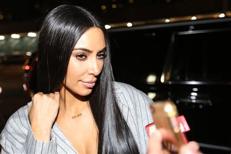 Kim Kardashian Posa Nua Para Fotos De Divulga O Do Seu Novo Perfume